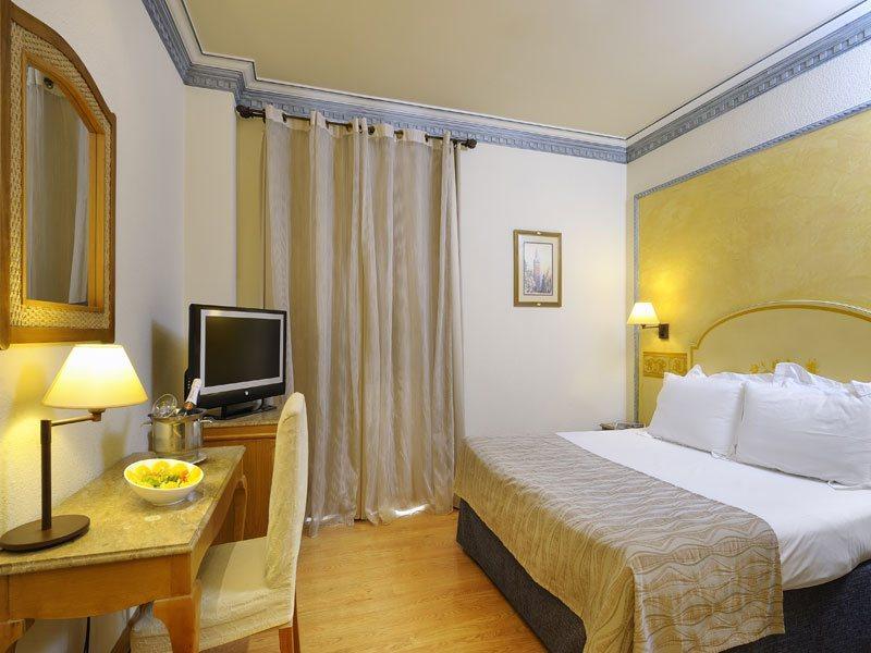 Eurostars Regina Hotel Sevilla Bagian luar foto