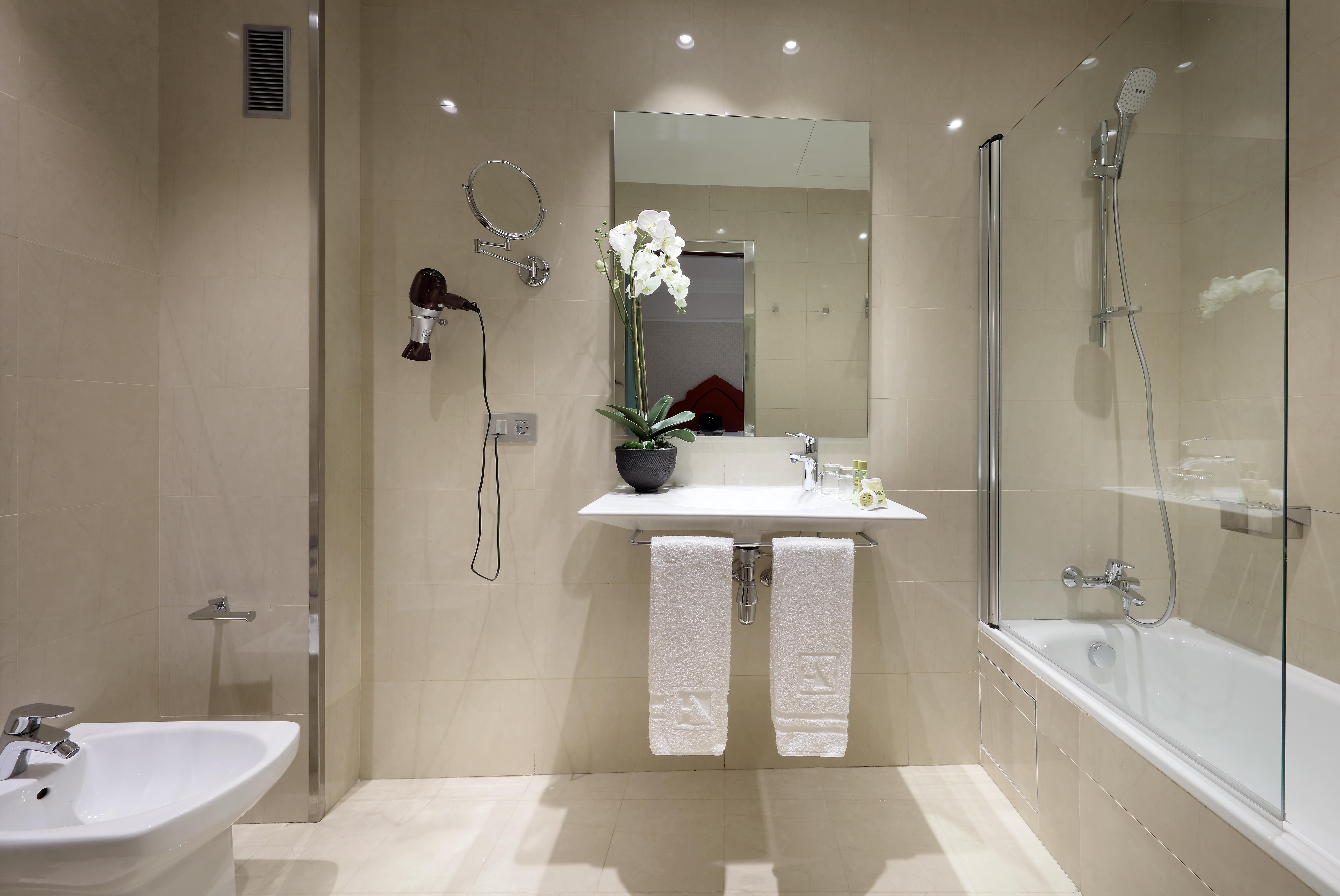 Eurostars Regina Hotel Sevilla Bagian luar foto