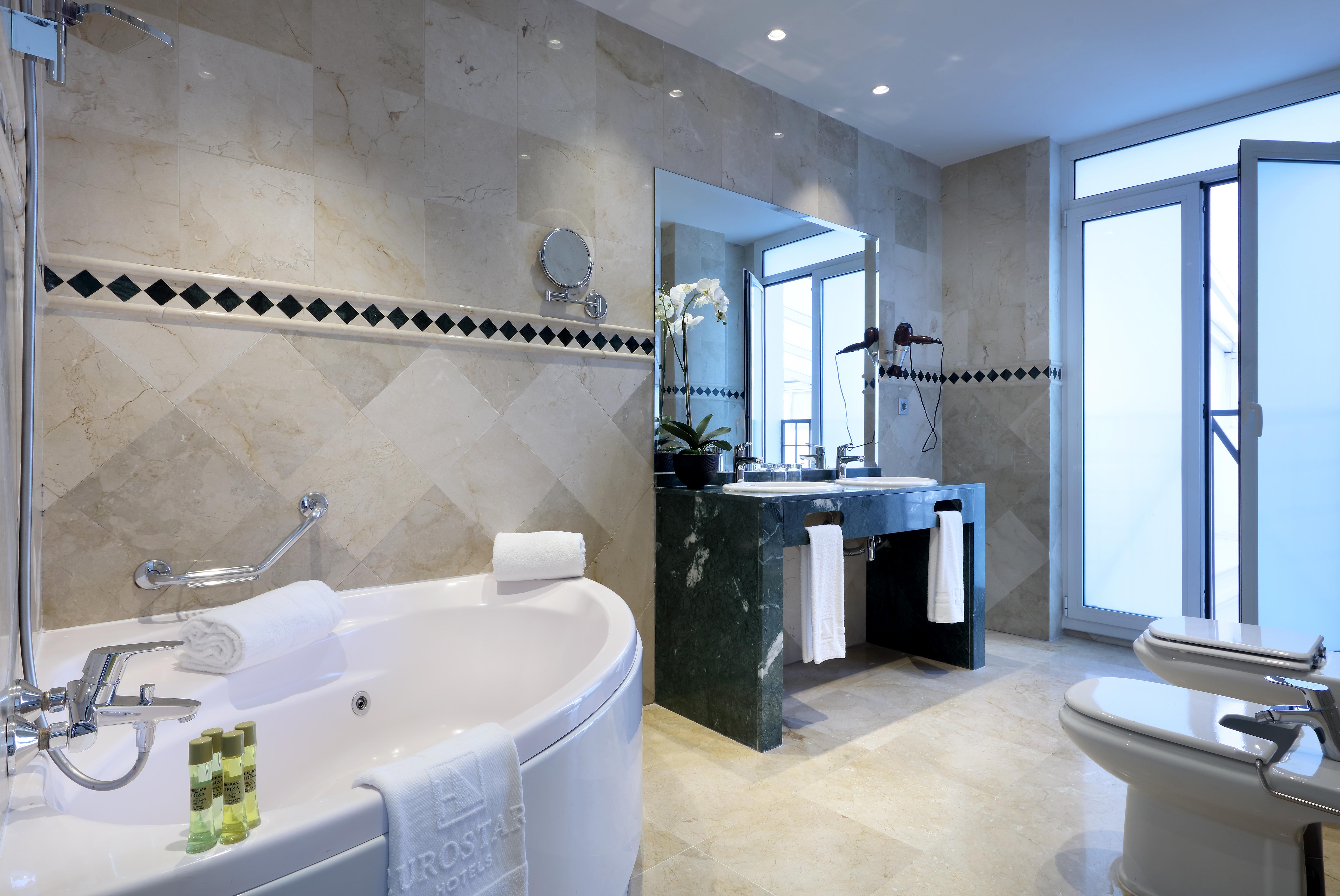 Eurostars Regina Hotel Sevilla Bagian luar foto