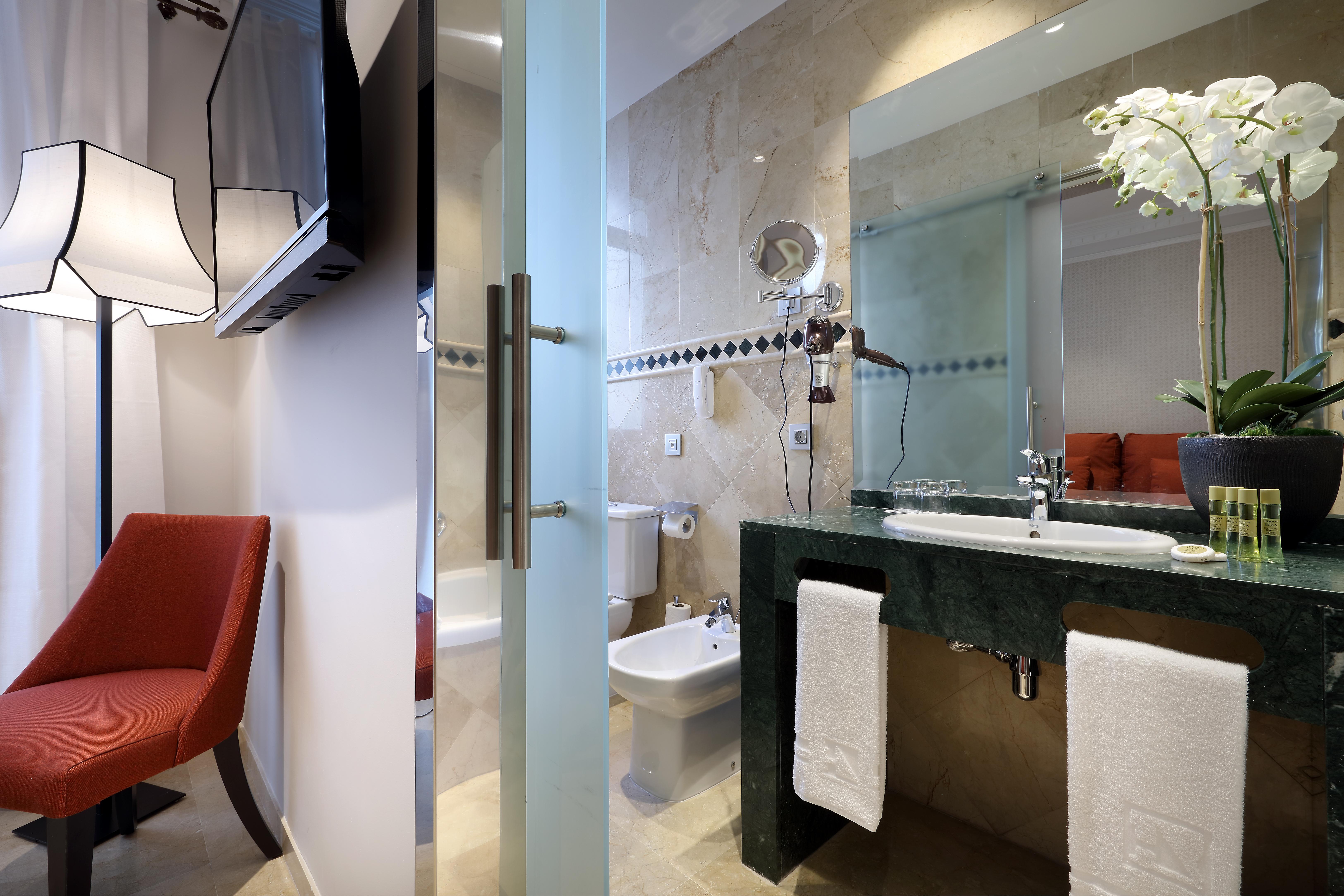 Eurostars Regina Hotel Sevilla Bagian luar foto