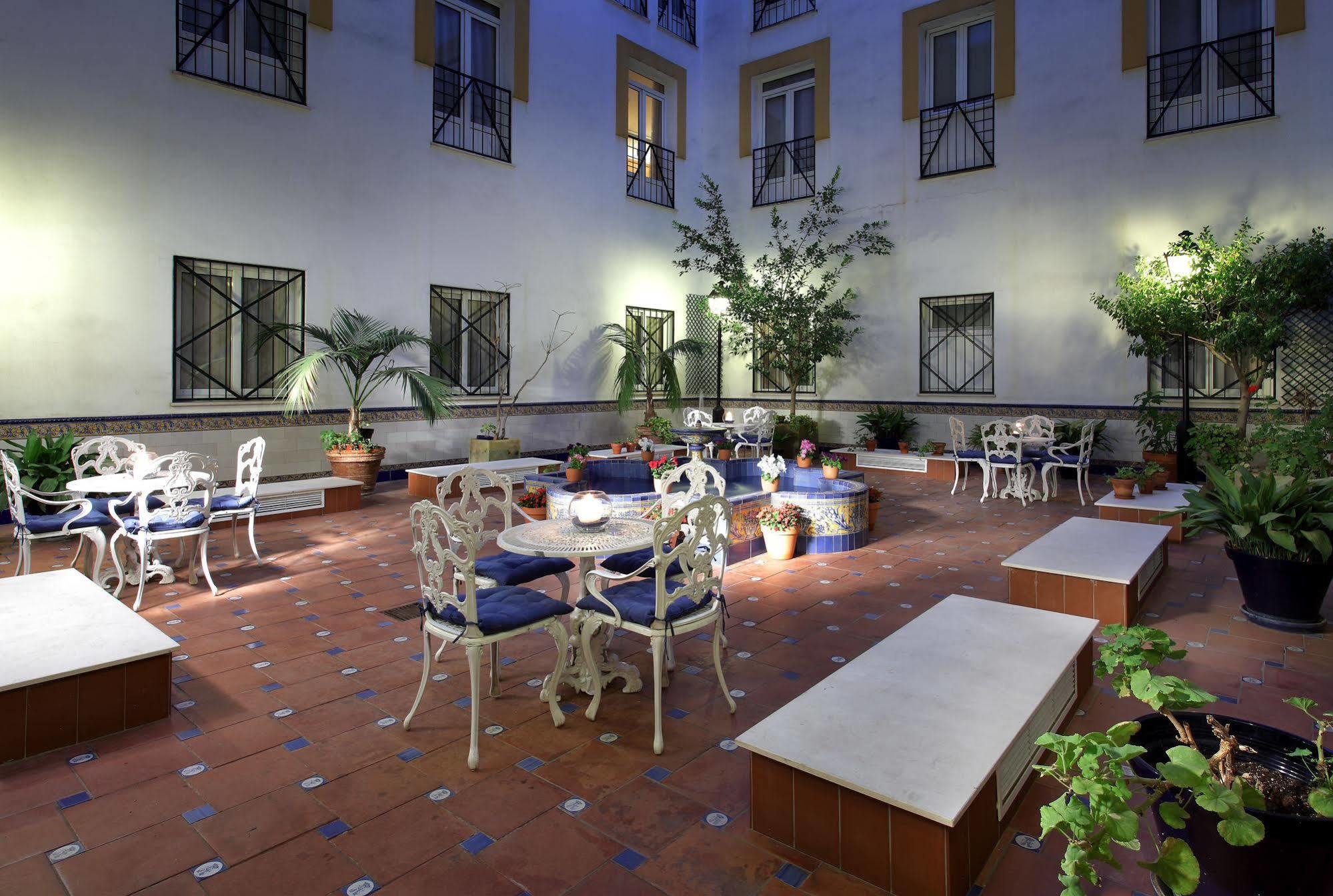 Eurostars Regina Hotel Sevilla Bagian luar foto